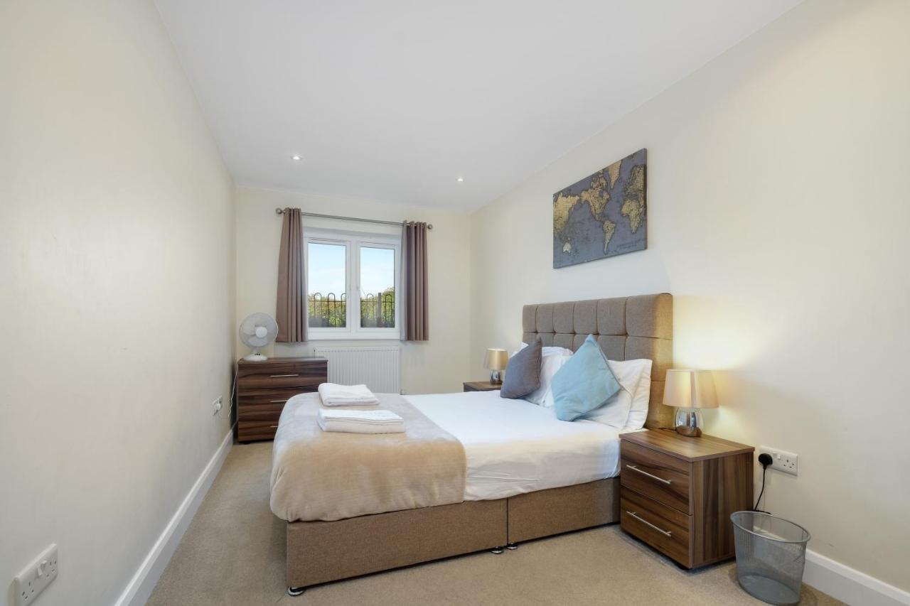London Heathrow Living Serviced Apartments By Ferndale Stanwell Exteriör bild