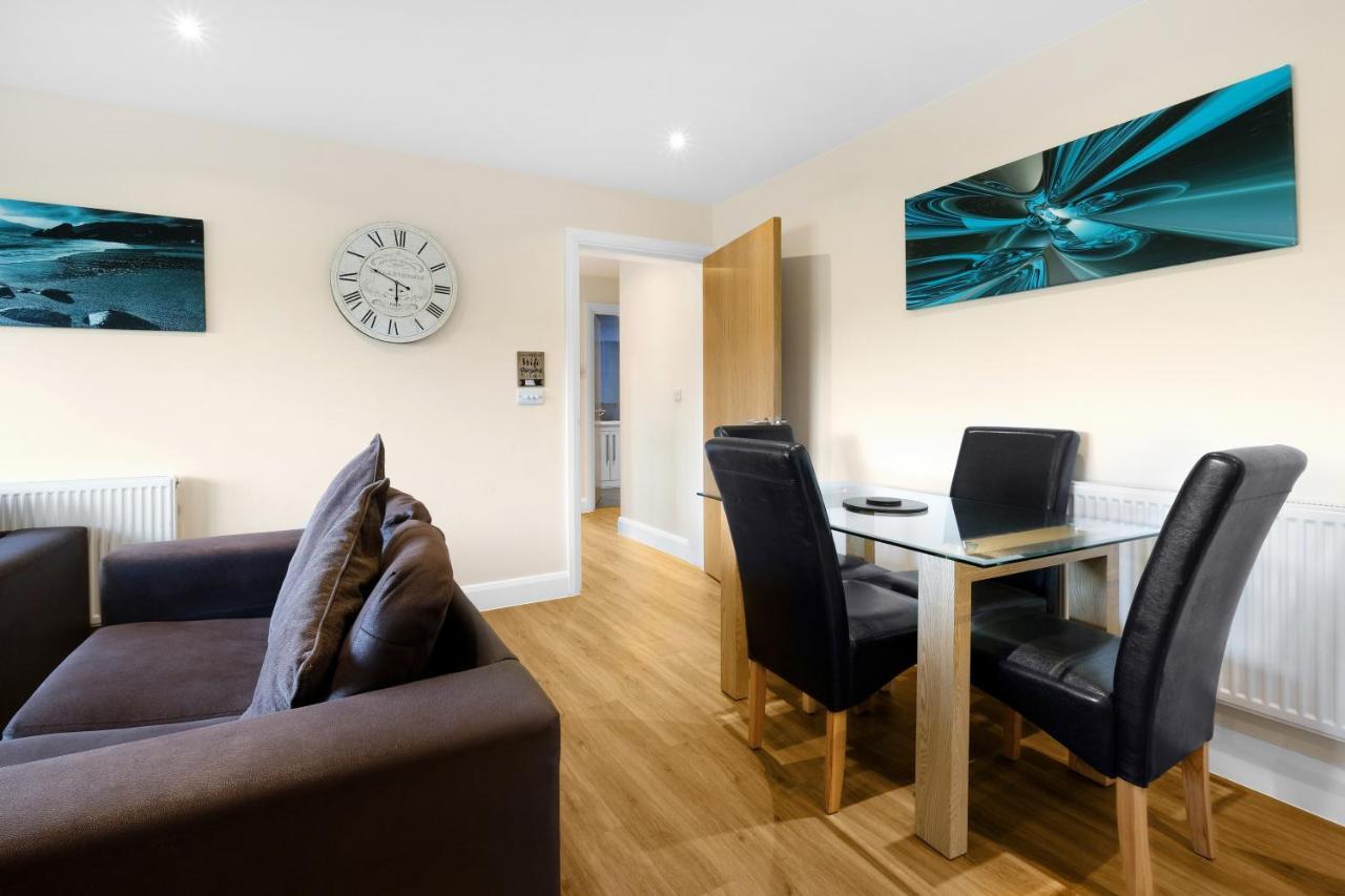 London Heathrow Living Serviced Apartments By Ferndale Stanwell Exteriör bild