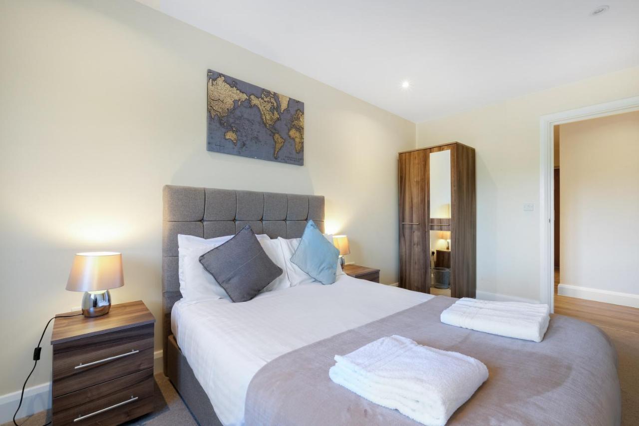 London Heathrow Living Serviced Apartments By Ferndale Stanwell Exteriör bild