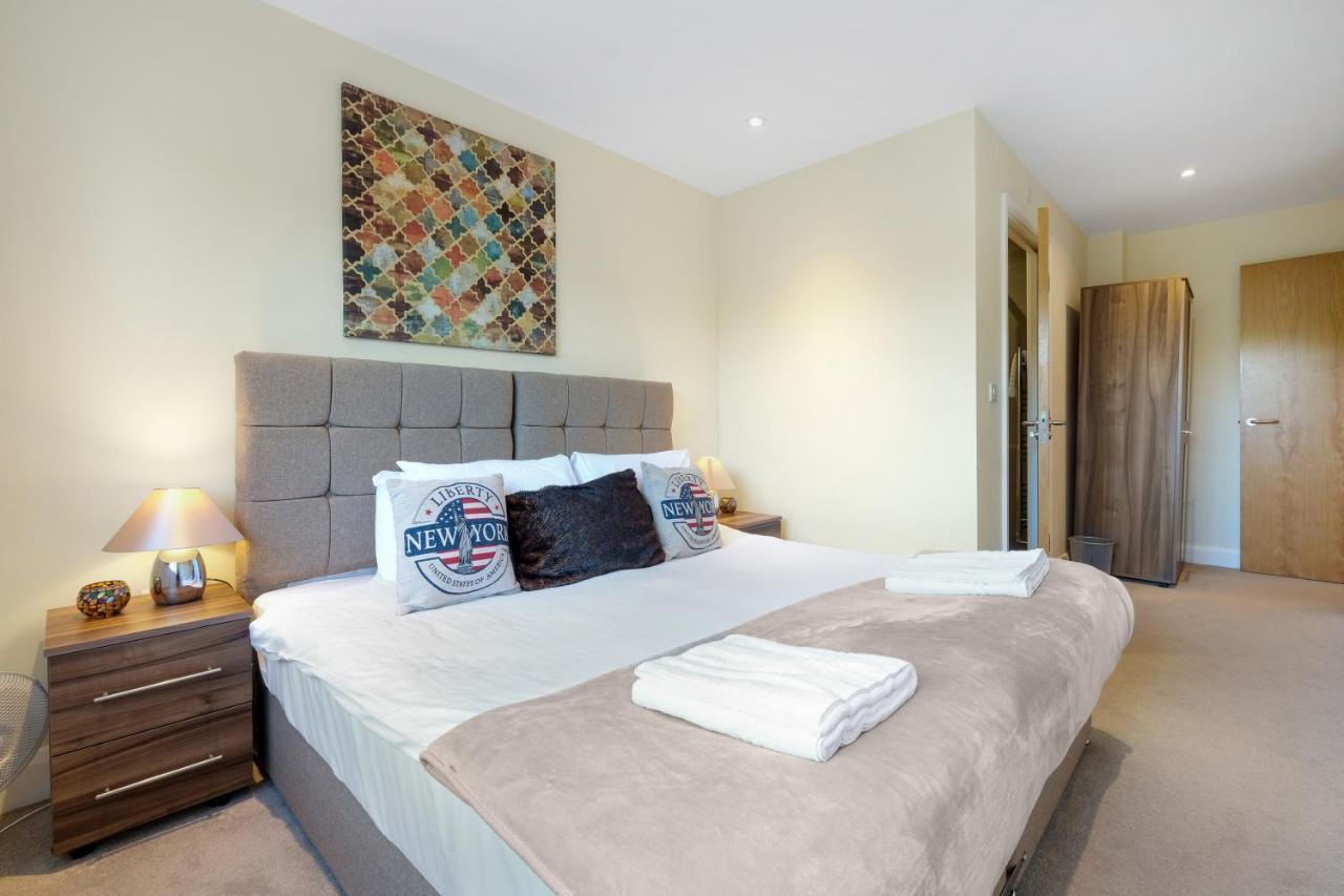 London Heathrow Living Serviced Apartments By Ferndale Stanwell Exteriör bild