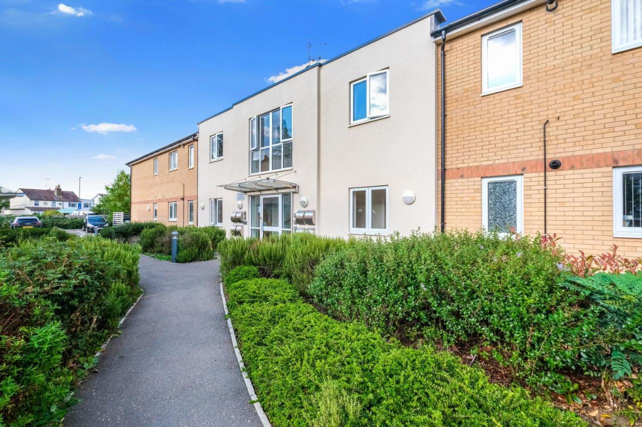 London Heathrow Living Serviced Apartments By Ferndale Stanwell Exteriör bild