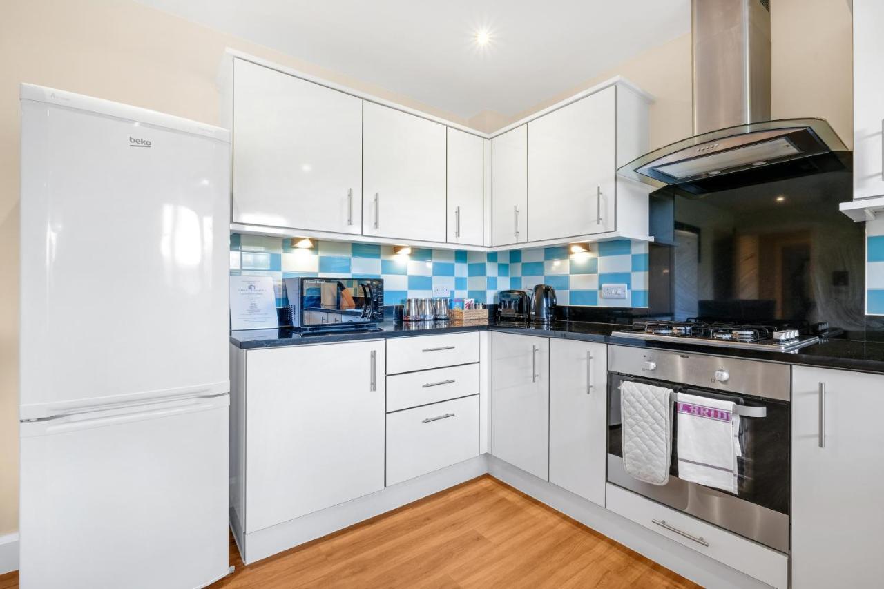 London Heathrow Living Serviced Apartments By Ferndale Stanwell Exteriör bild