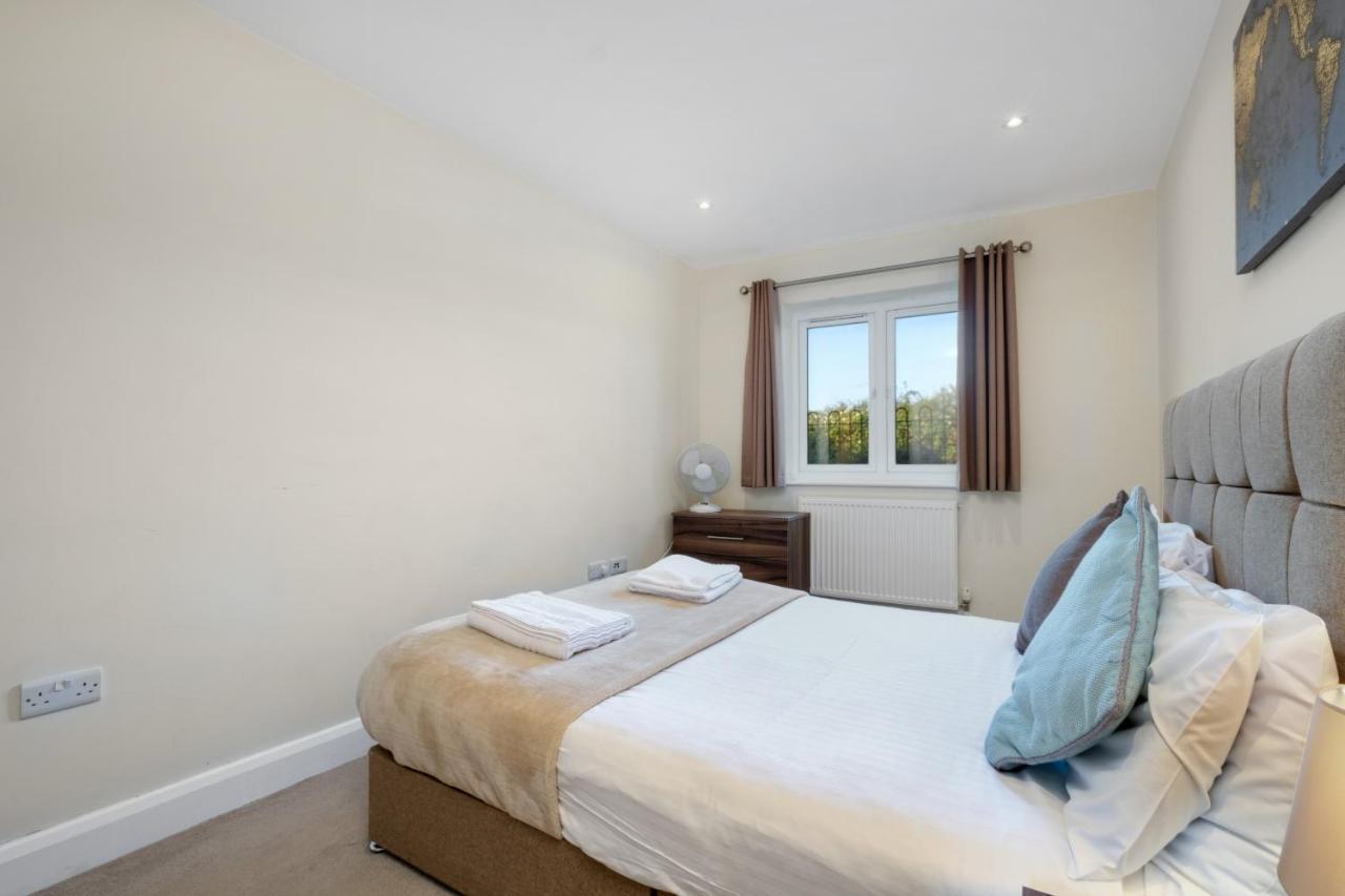 London Heathrow Living Serviced Apartments By Ferndale Stanwell Exteriör bild
