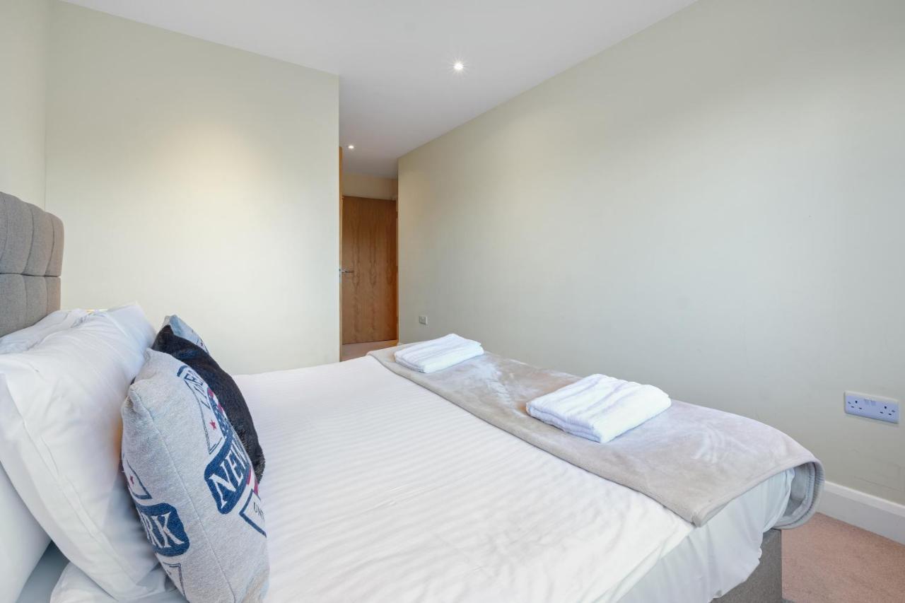 London Heathrow Living Serviced Apartments By Ferndale Stanwell Exteriör bild