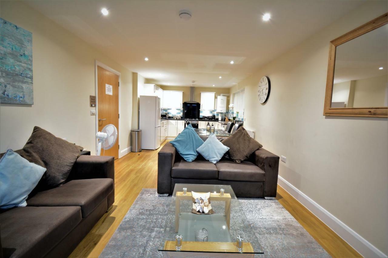 London Heathrow Living Serviced Apartments By Ferndale Stanwell Exteriör bild