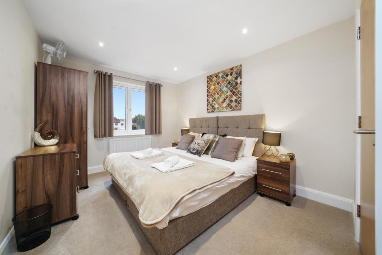 London Heathrow Living Serviced Apartments By Ferndale Stanwell Exteriör bild