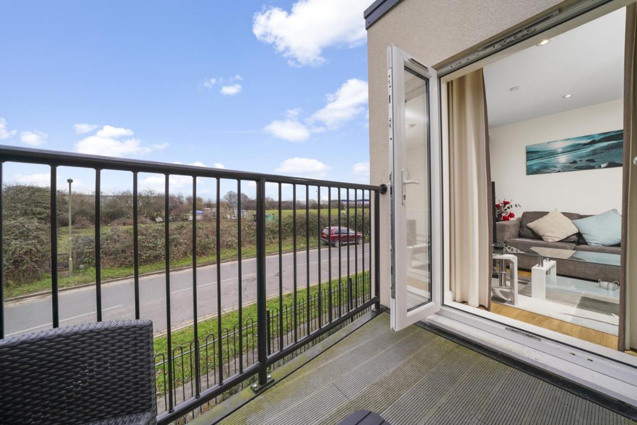 London Heathrow Living Serviced Apartments By Ferndale Stanwell Exteriör bild