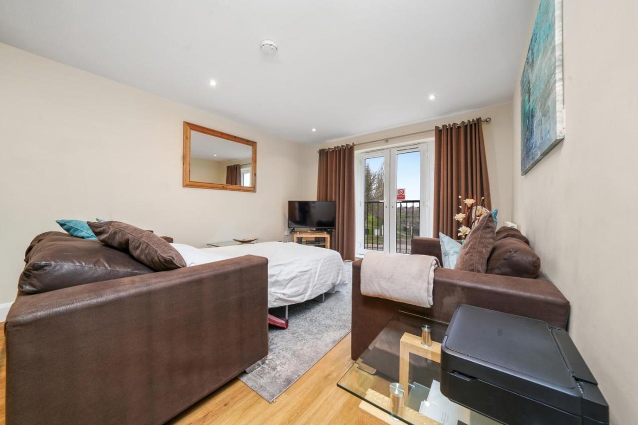 London Heathrow Living Serviced Apartments By Ferndale Stanwell Exteriör bild
