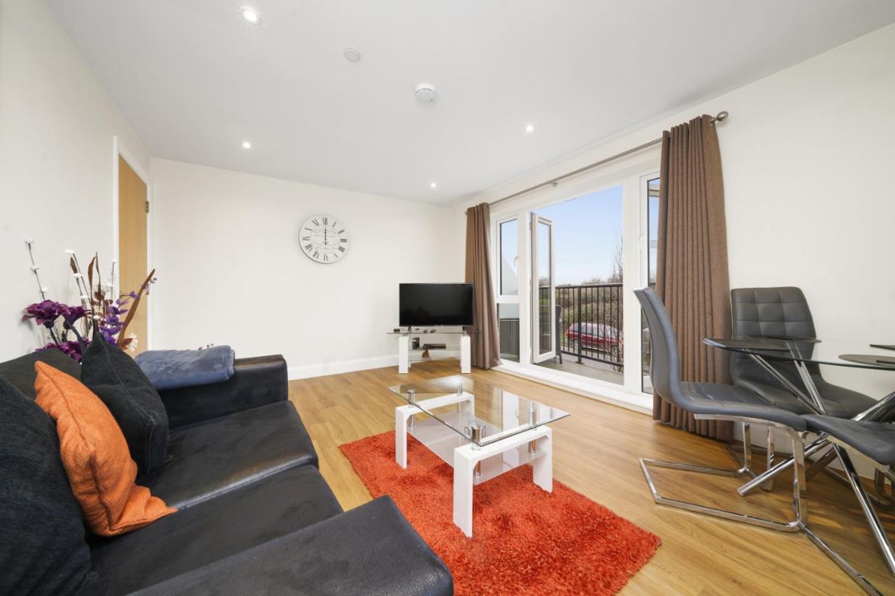 London Heathrow Living Serviced Apartments By Ferndale Stanwell Exteriör bild