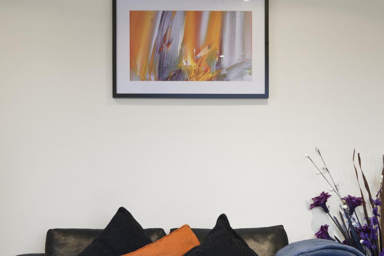 London Heathrow Living Serviced Apartments By Ferndale Stanwell Exteriör bild