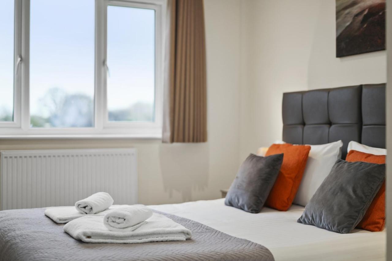 London Heathrow Living Serviced Apartments By Ferndale Stanwell Exteriör bild