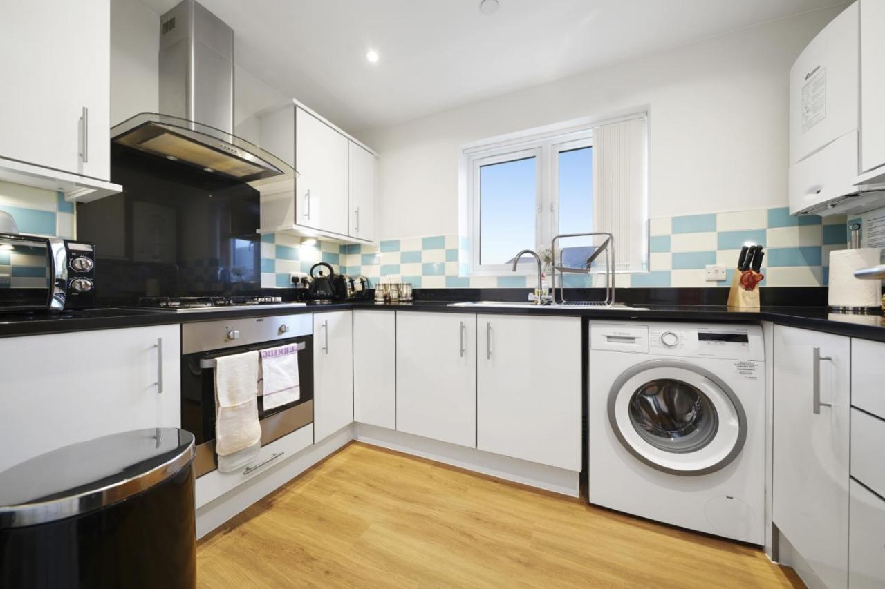 London Heathrow Living Serviced Apartments By Ferndale Stanwell Exteriör bild