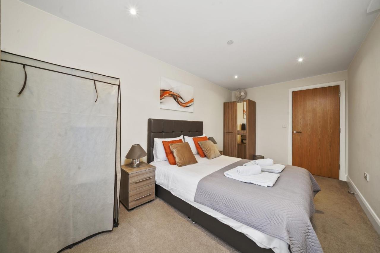 London Heathrow Living Serviced Apartments By Ferndale Stanwell Exteriör bild