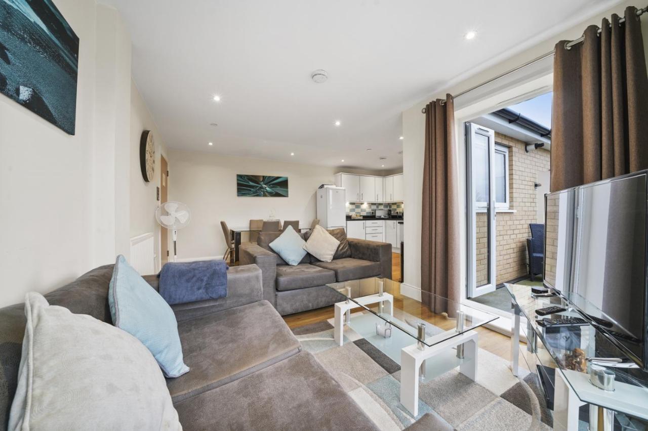 London Heathrow Living Serviced Apartments By Ferndale Stanwell Exteriör bild