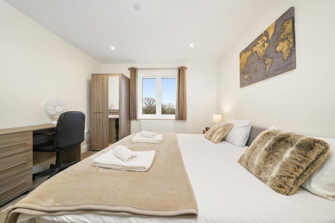 London Heathrow Living Serviced Apartments By Ferndale Stanwell Exteriör bild