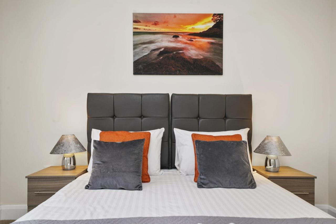 London Heathrow Living Serviced Apartments By Ferndale Stanwell Exteriör bild