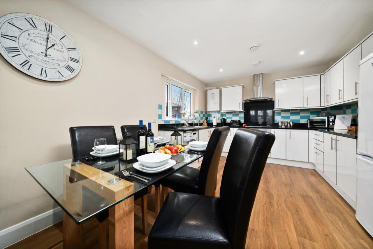London Heathrow Living Serviced Apartments By Ferndale Stanwell Exteriör bild