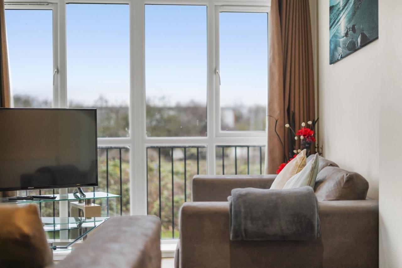 London Heathrow Living Serviced Apartments By Ferndale Stanwell Exteriör bild