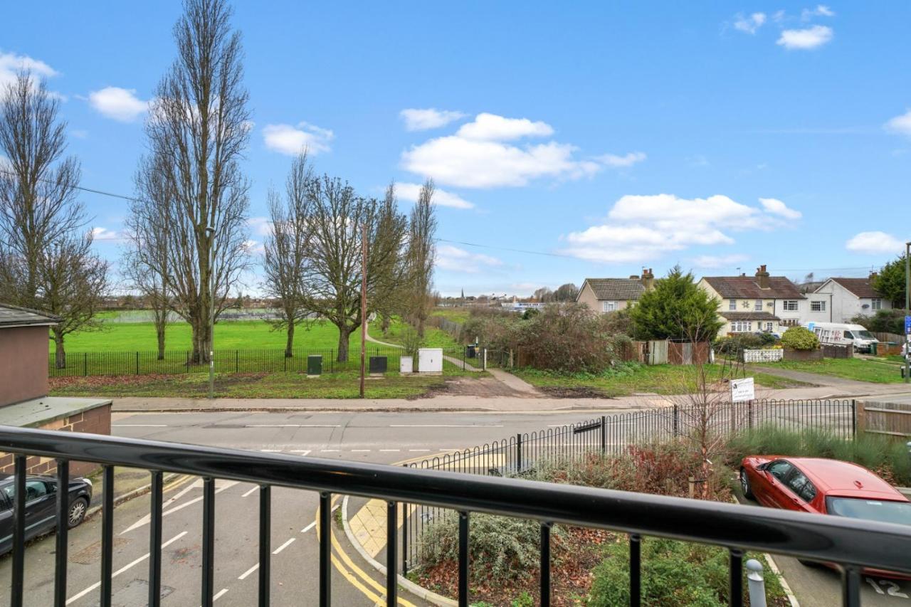 London Heathrow Living Serviced Apartments By Ferndale Stanwell Exteriör bild