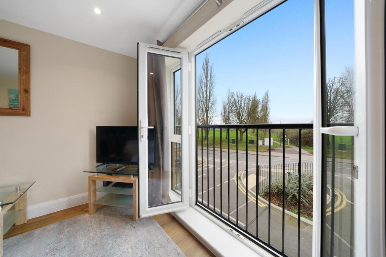 London Heathrow Living Serviced Apartments By Ferndale Stanwell Exteriör bild