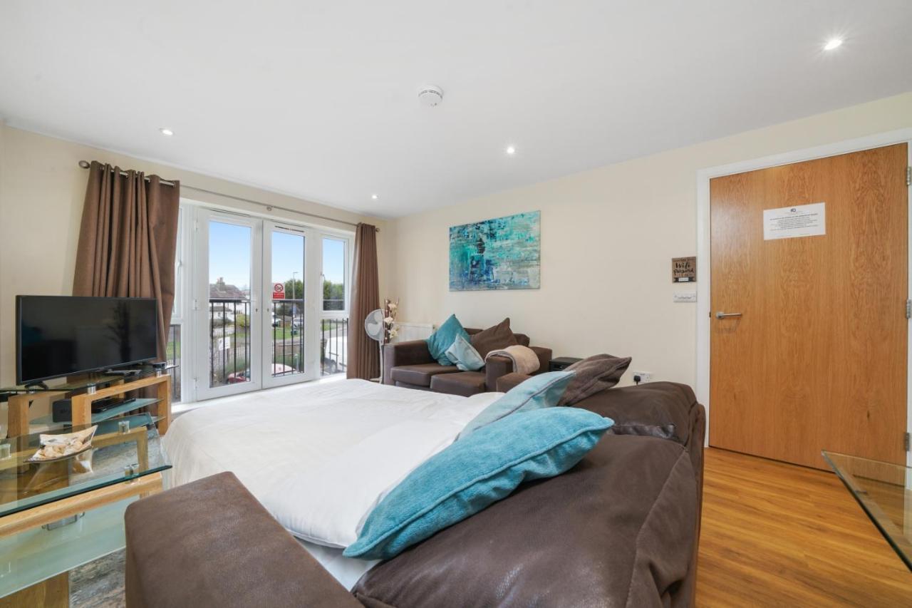 London Heathrow Living Serviced Apartments By Ferndale Stanwell Exteriör bild