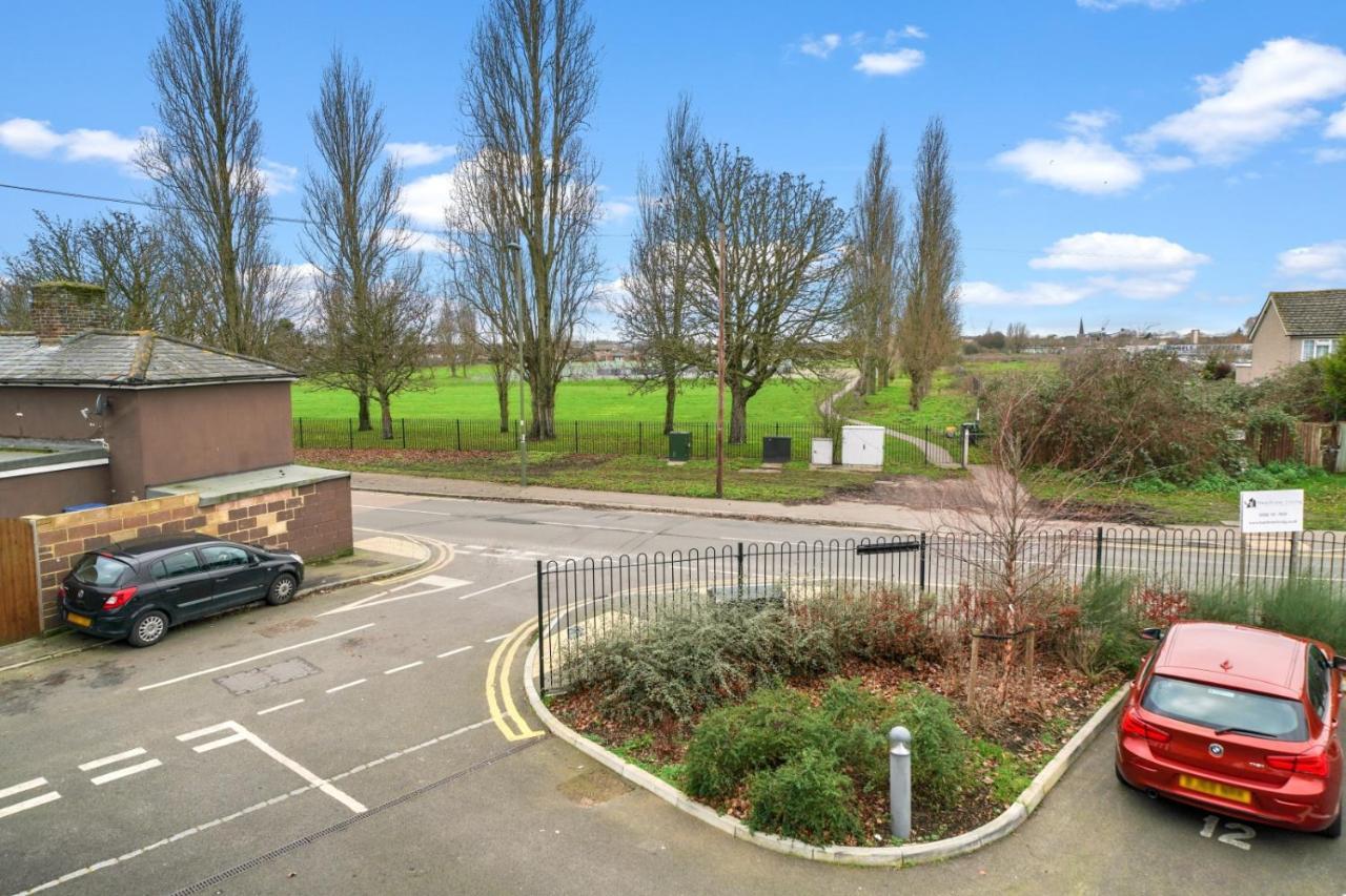 London Heathrow Living Serviced Apartments By Ferndale Stanwell Exteriör bild